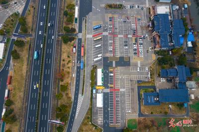 移动充电车亮相京沪高速广陵服务区，为出行护航